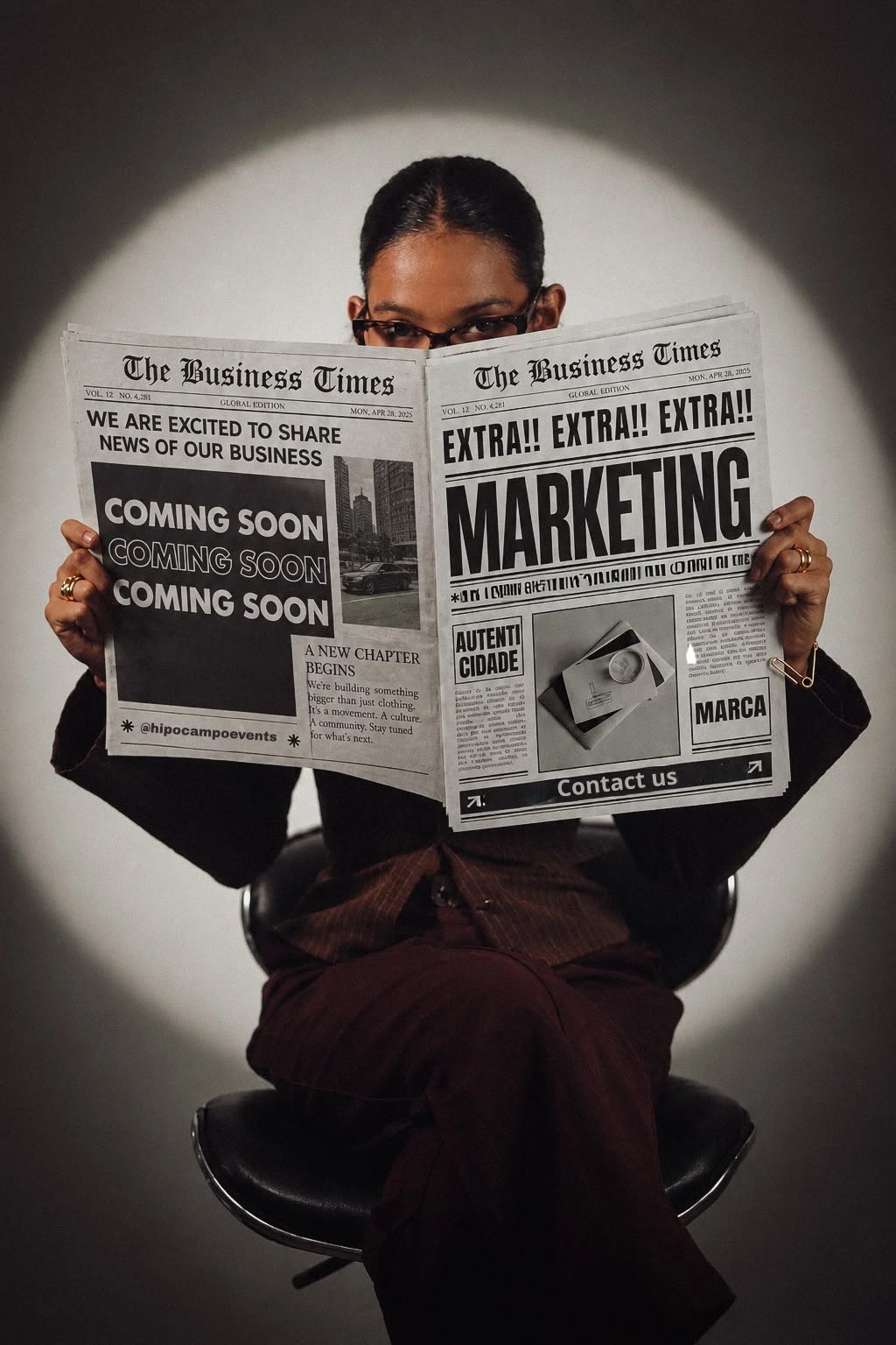 Kevianis sentada con un periódico creativo de Hipocampo
